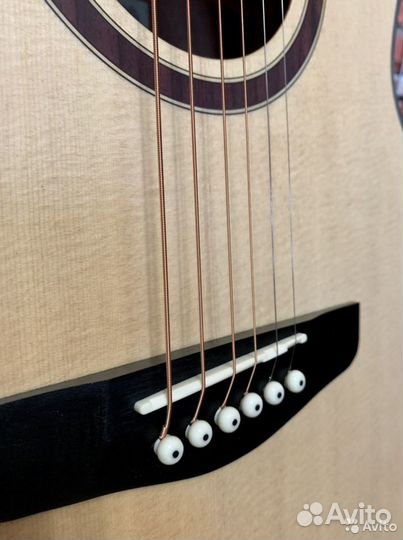 Акустическая гитара + аксессуар