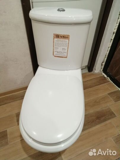 Унитаз в сборе и раковина с тумбой