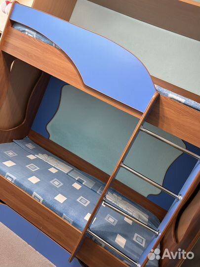 Кровать двухьярусная