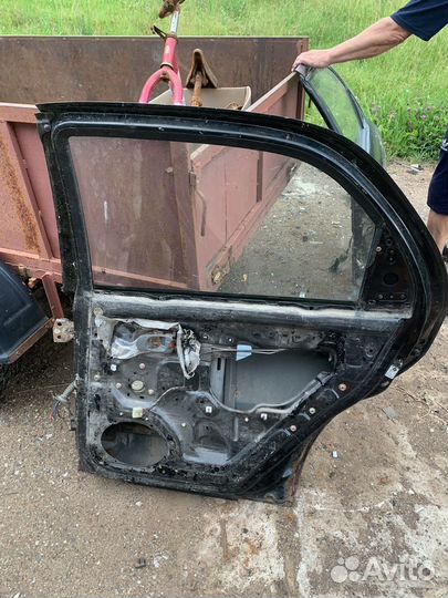 Двери задние в сборе kia carisma1998 год