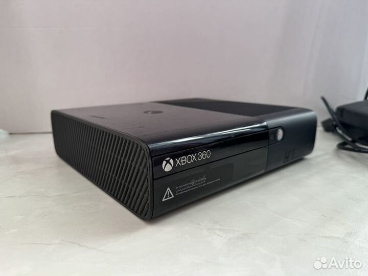 Консоль Xbox 360 + 3 джойстика