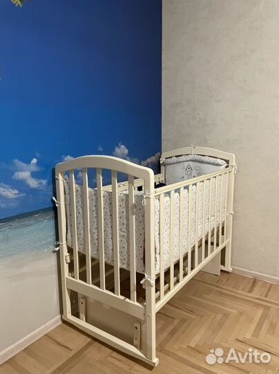Детская кроватка(с матрасом и бортиками)