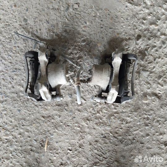 Суппорт тормозной передний Nissan Cefiro 32 седан