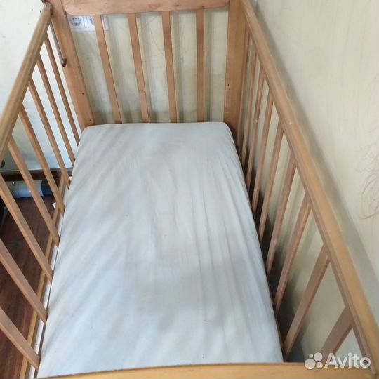 Детскую кроатку с матрасом и ящиком для игрушек