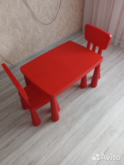 Детский стол и 2 стула