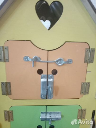 Домик кукольный бизиборд