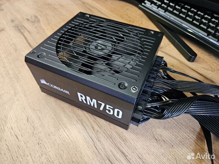 Топовый блок питания Corsair RM750