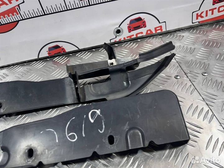 Накладка крыла под капотом Ford Focus 2