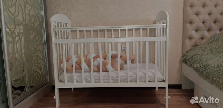 Детская кроватка с поперечным маятником