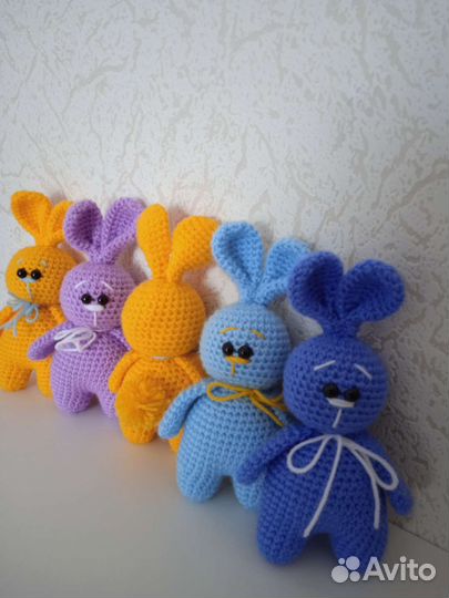 Зайка символ 2023 года вязаная игрушка