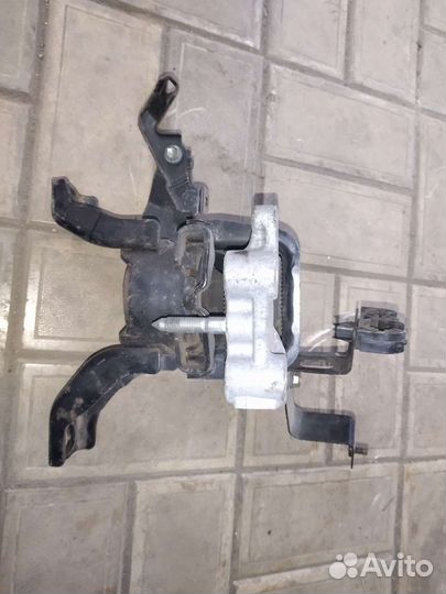 Подушка двигателя Prius