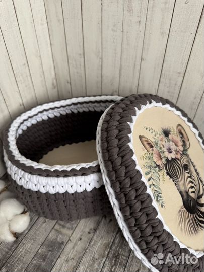 Вязанная корзинка из трикотажной пряжи
