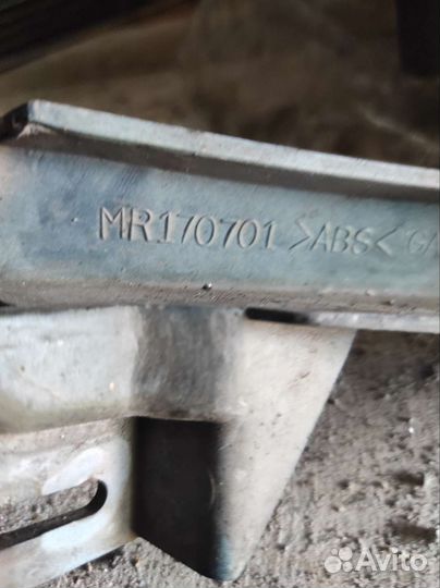 Левая ресничка под фару mitsubishi space wagon