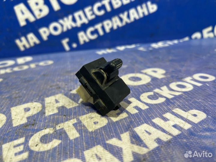 Кнопка стеклоподъемника Dodge Stratus седан 2001