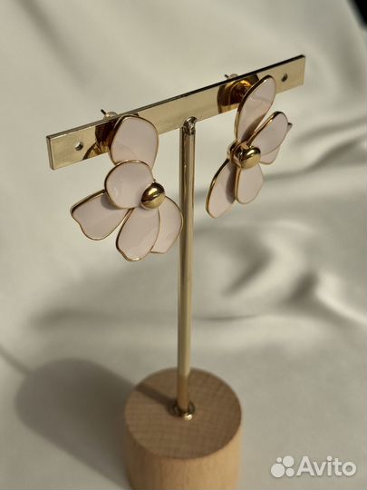 Элегантные серьги с розовым цветком