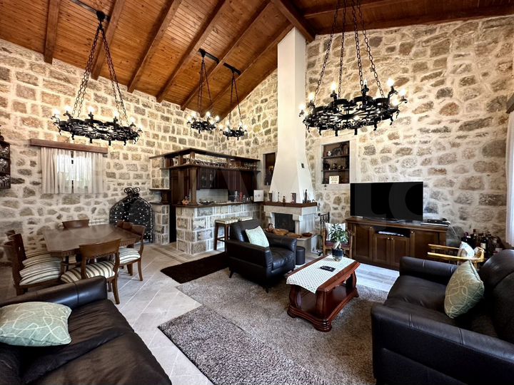 Дом 180 м² на участке 3822 м² (Черногория)