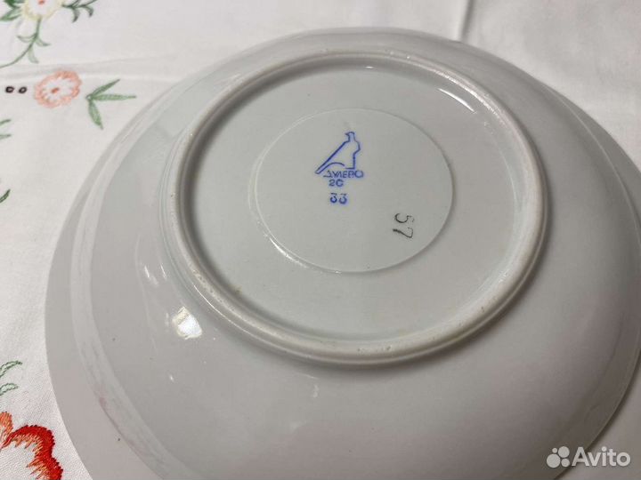 Тарелки и блюдца