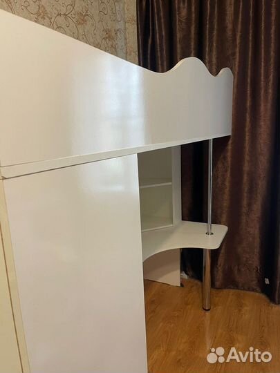 Кровать чердак со столом и шкафом