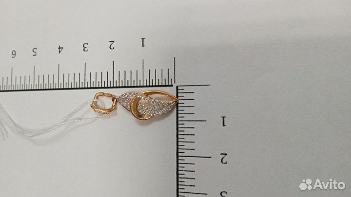 Золотая подвеска с камнем