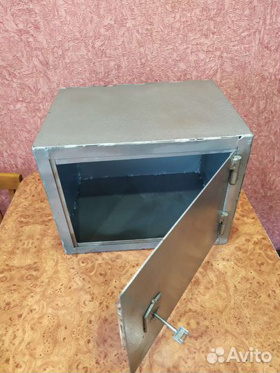 Сейф металлический