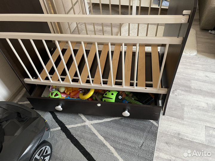Детская кроватка с маятником и ящиком