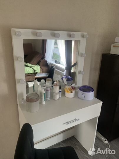 Туалетный столик с зеркалом и лампочками