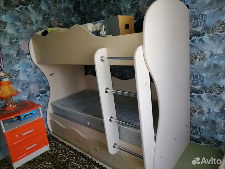 Двухъярусная кровать с матрасами