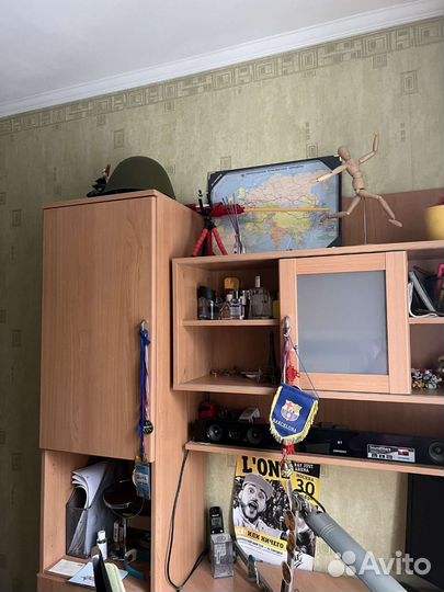 Угловой письменный стол с полками