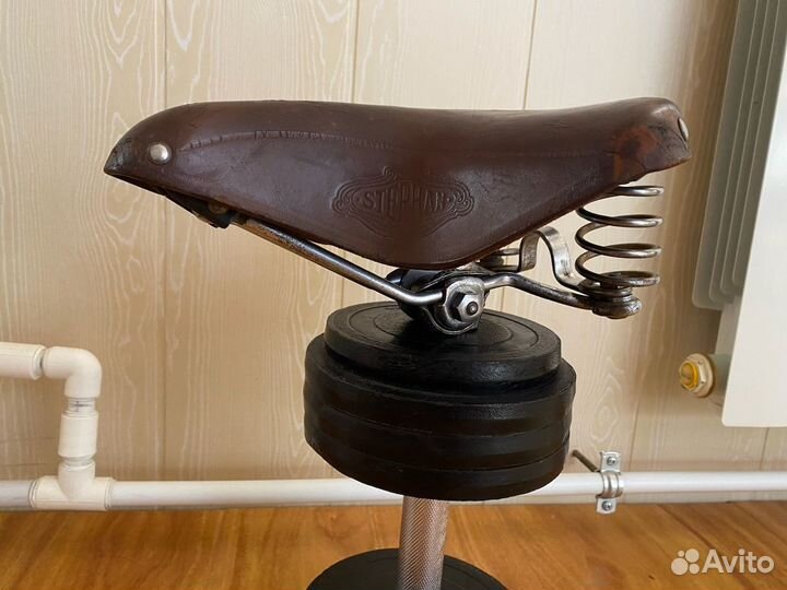 Старинное седло от немецкого велосипеда