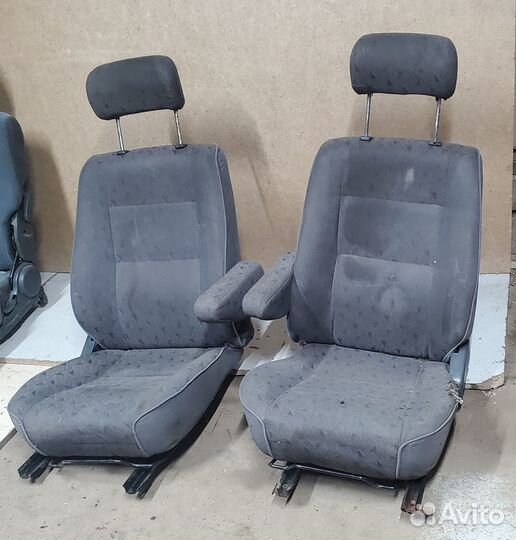 Сиденья с подлокотником в минивэн