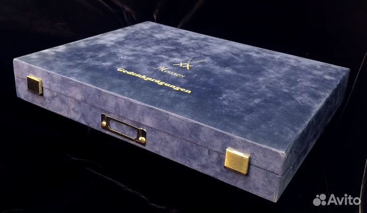 Набор из 20-ти фарфоровых медалей