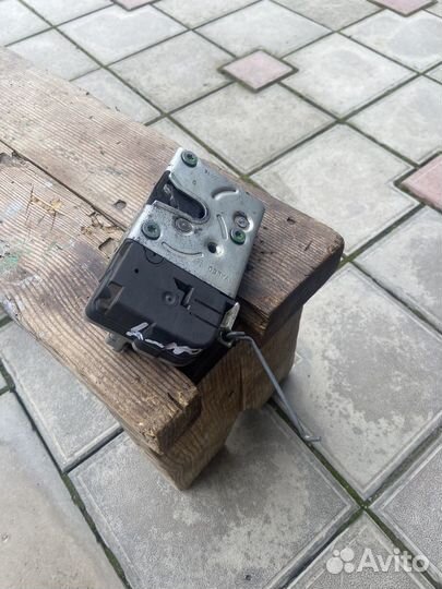 Замок двери передний левый peugeot206