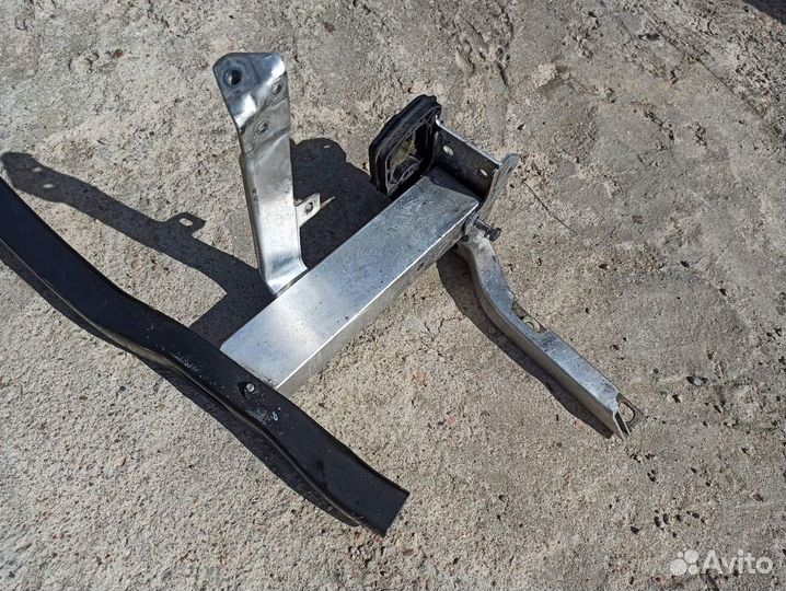 Усилитель переднего бампера BMW 7 F01/F02 2011