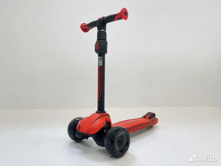 Самокат трехколесный