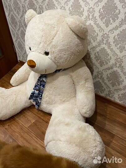 Большой плюшевый медведь