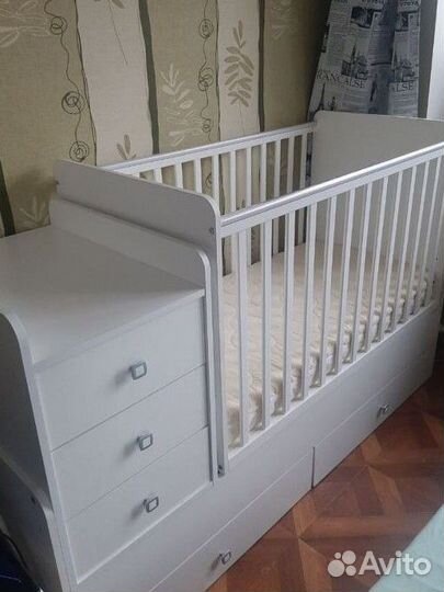 Детская кроватка с маятником и ящиком