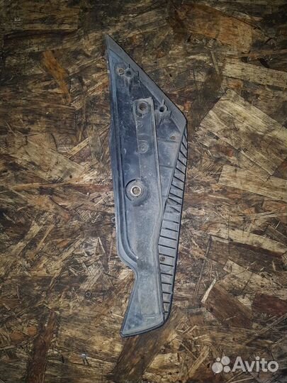 Подножка пассажира левая Suzuki skywave250, CJ41A