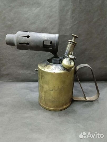 Старинная бензиновая паяльная лампа