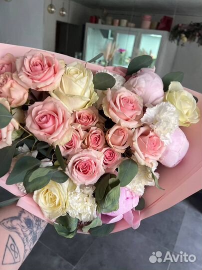 Букет из пионов и роз