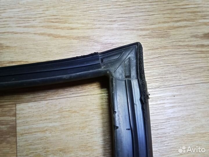 Уплотнитель передней правой двери