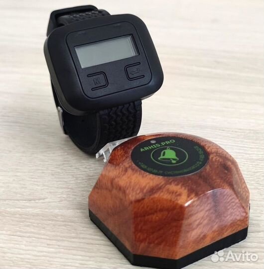 Кнопка вызова официанта Махагон и пейджер часы