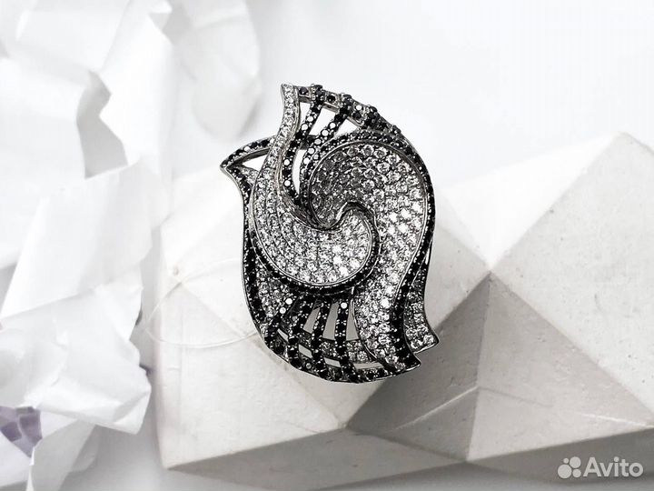 Золотое кольцо с бриллиантами 750