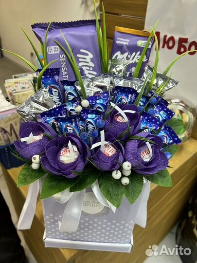 Букет с конфетами на день рождения, торт с kinder