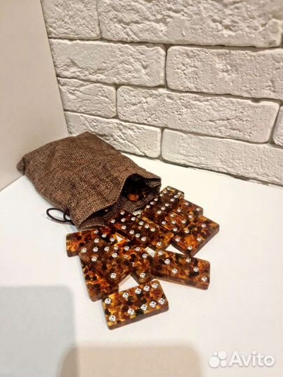 Домино янтарное