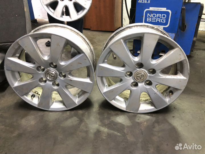 Диски Toyota оригинал R16 (на 1 диске дефект )