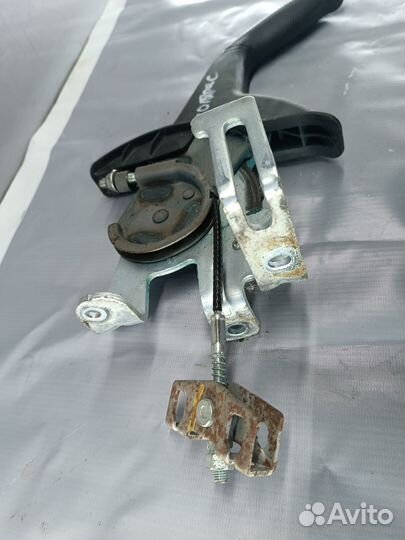 Рычаг стояночного тормоза Hyundai Solaris