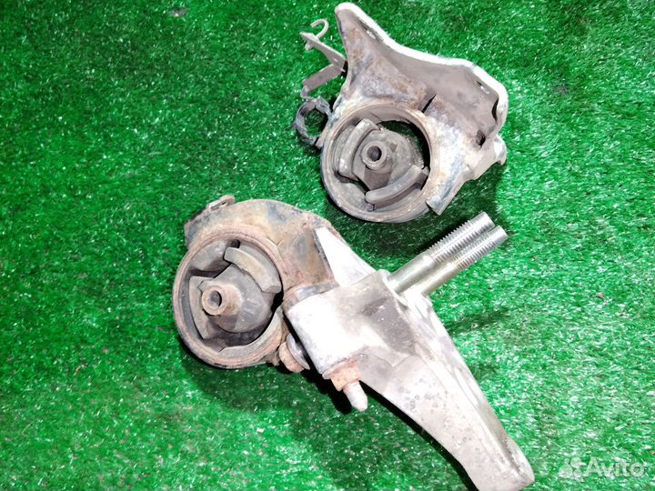 Две Подушки опоры двигателя Ниссан Максима а32