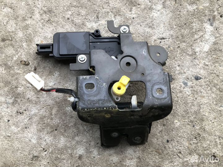 Замок крышки багажника Мазда 3 вк седан