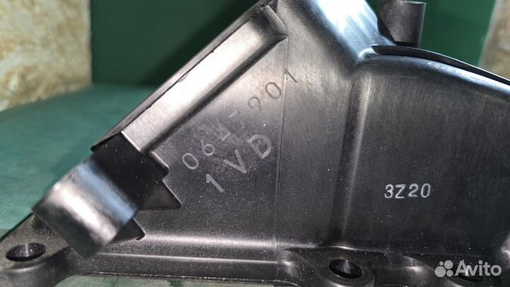 Б/У Крышка клапанная левая L 1VD-FTV TLC200 toyota