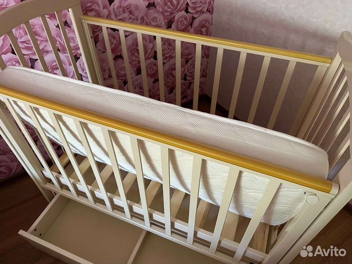 Детская кроватка с маятником и ящиком